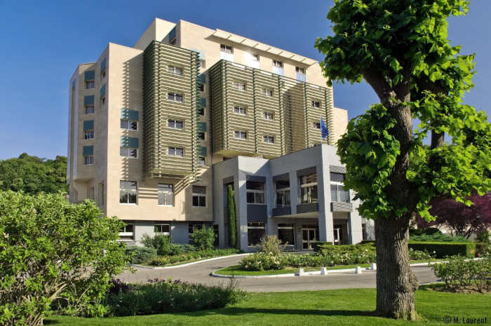 voyagesaffaires's tweet card. Hilton offrira quatre nouveaux hôtels à Lyon dans le cadre d'un accord de franchise avec le groupe Arteloge, marqué par le lancement de l'enseigne Spark en France.