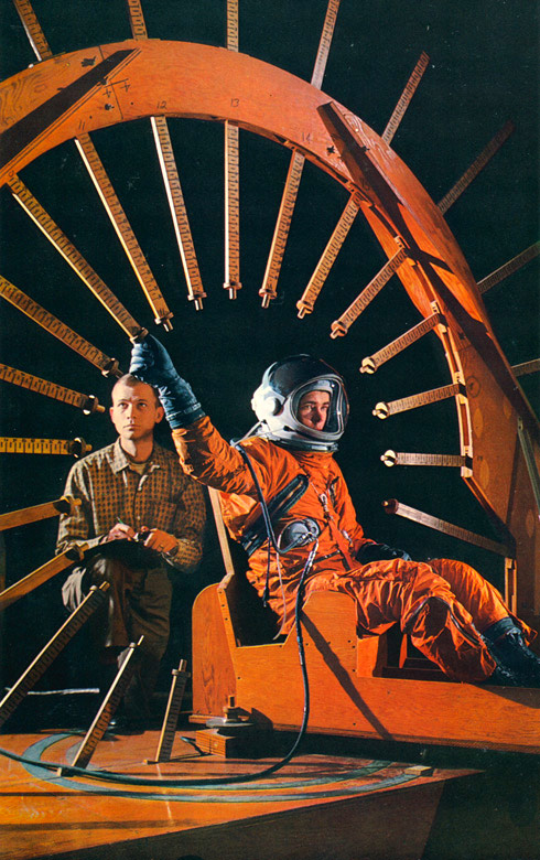 parallel__self's tweet card. Something of a special feature here, original photography scanned from the breathtakingly beautiful ‘To The Moon’ (Time-Life 1969) an audio and visual chronology that documents NASA’s Mercury, Gemini...