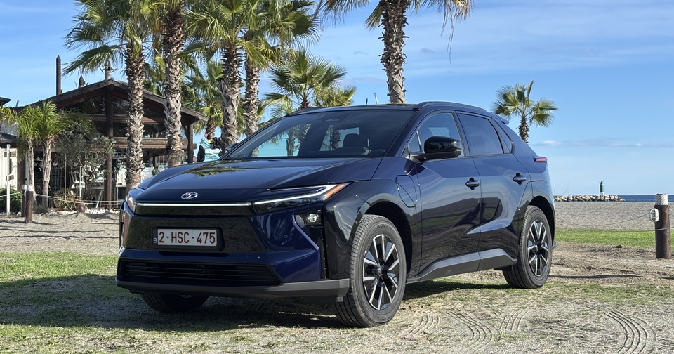 dmeance's tweet card. Toyota profite du restylage pour mettre à jour de manière significative son premier véhicule électrique. Le nouveau bZ4Xa-t-il enfin de quoi convaincre les clients face à ses concurrents ? Réponse au...