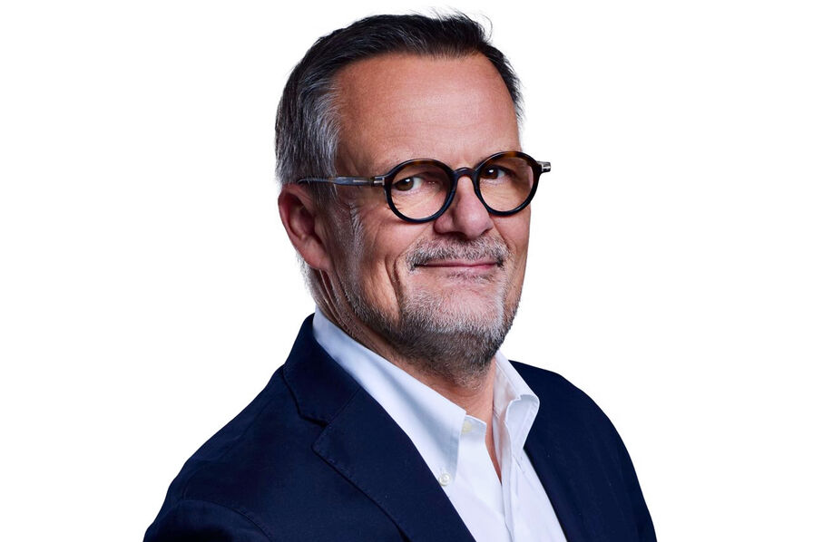 autoinfos's tweet card. Entretien avec Emmanuel Bret, directeur général adjoint de BYD France, à l’occasion du lancement du Seal 6. Ce nouveau modèle hybride,...-Constructeurs