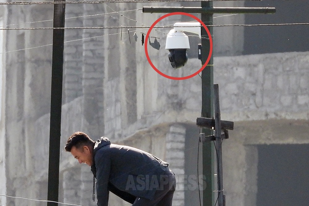 API_official's tweet card. 北朝鮮北部地域で、街中の既存の監視カメラが高性能機種に交換され、設置場所も大幅に増加していることが分かった。顔認識機能も導入された模様だ。機器は中国製であるという。（石丸次郎／カン・ジウォン）