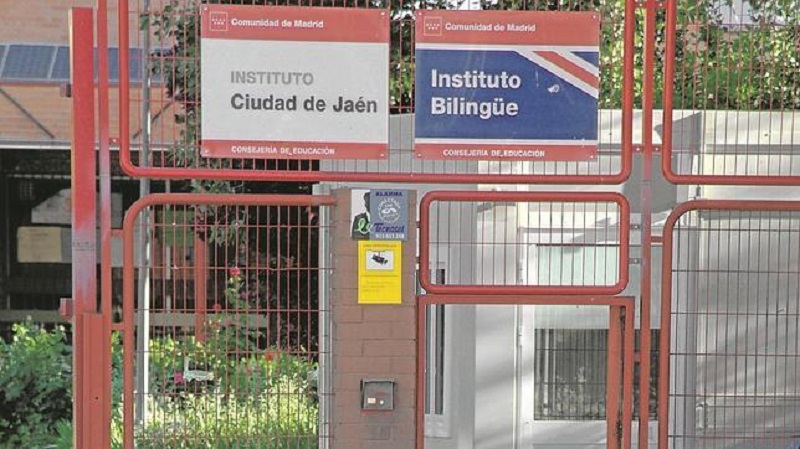 Gacetinmadrid's tweet card. El Gobierno de la Comunidad de Madrid, liderado por Isabel Díaz Ayuso, ha decidido replegar el sistema bilingüe (castellano e inglés) de sus sistema