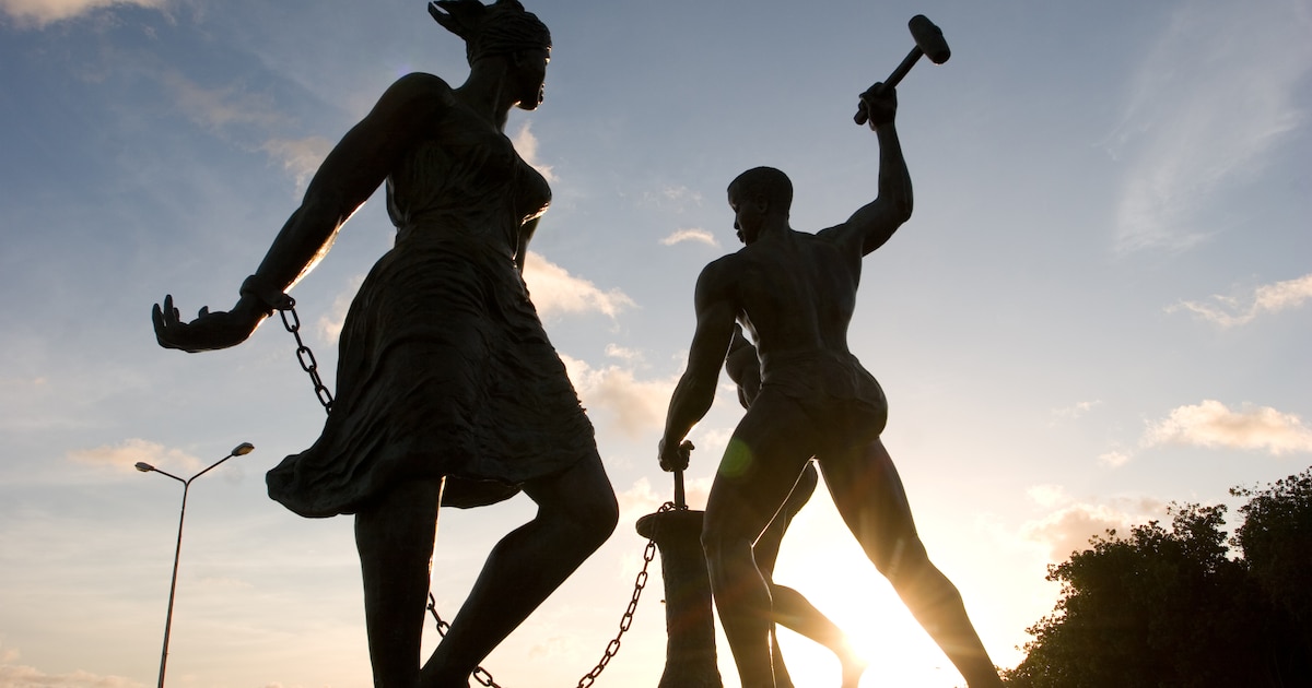 JCrelis's tweet card. Op het Catshuis in Den Haag vindt morgen speciaal overleg plaats over de excuses van Nederland voor het slavernijverleden. In Suriname en op de Nederlandse Antillen worden excuses omarmd, maar het...