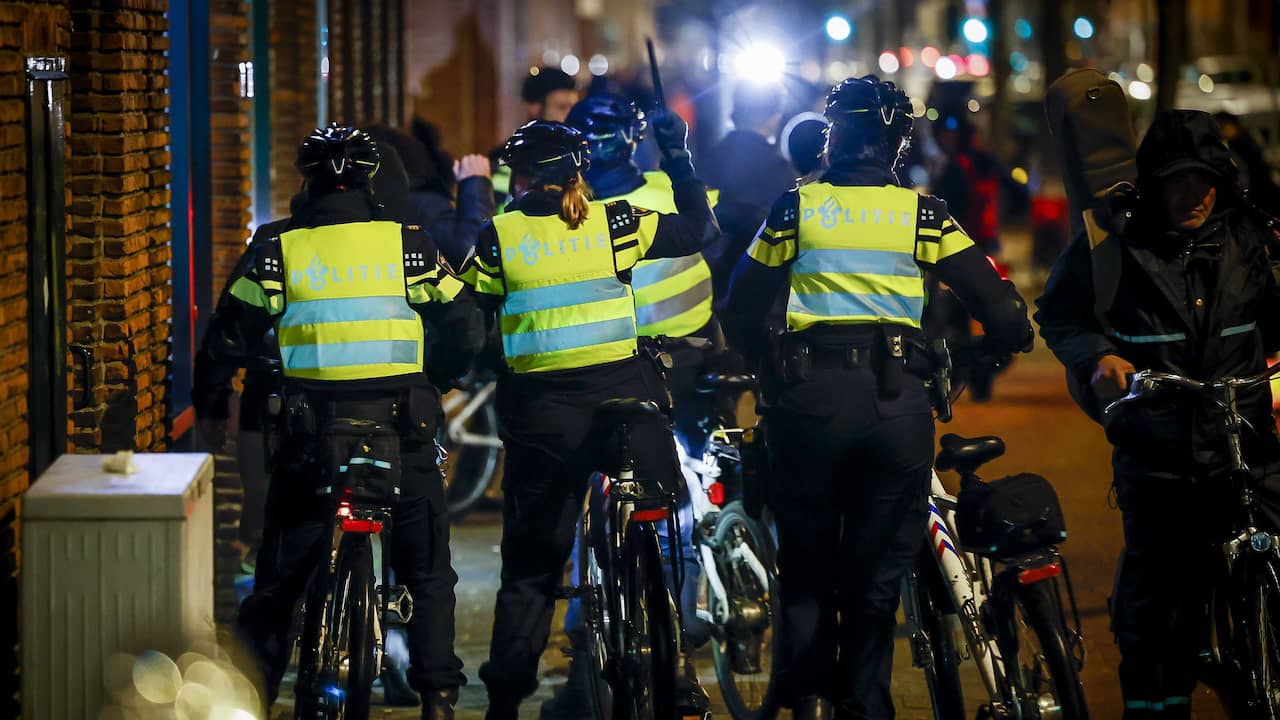 JCrelis's tweet card. Er waren extra agenten ingezet en buurtvaders moesten ervoor zorgen dat het bij feestvieren bleef. Toch braken er dinsdagavond rellen uit in Den Haag en andere grote steden. "We spreken de jongens...