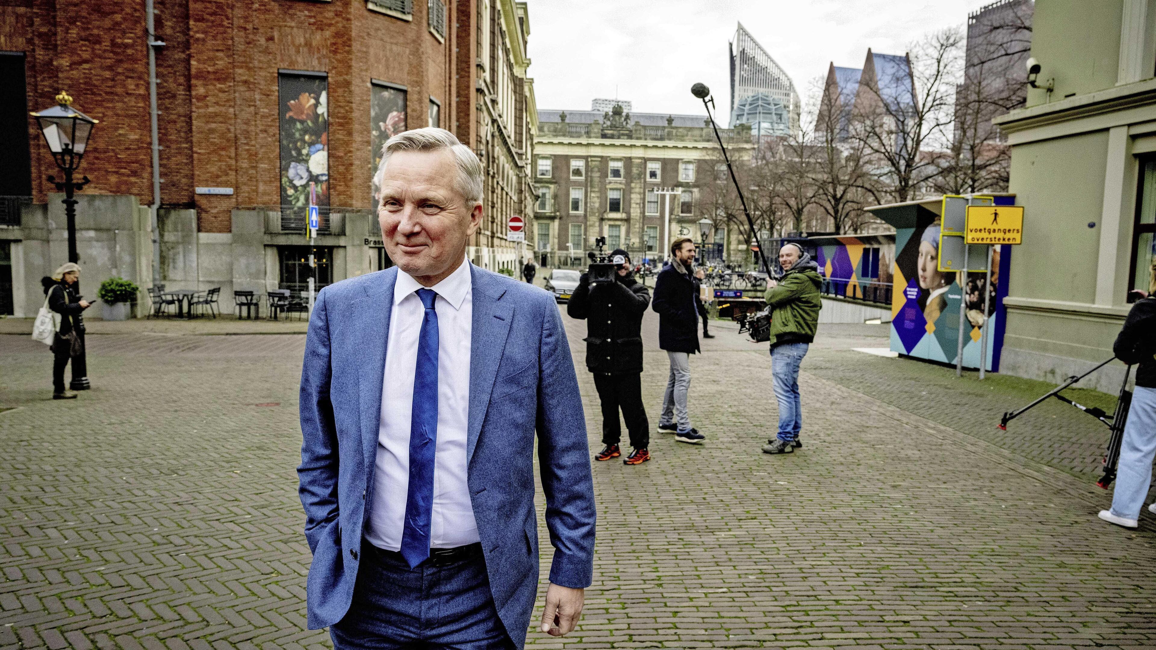 JCrelis's tweet card. De nareisbeperking voor asielzoekers wordt door het kabinet in stand gehouden. Dat zegt staatssecretaris Van der Burg (Asiel), nadat de rechter die maandag in een specifiek geval van tafel veegde....