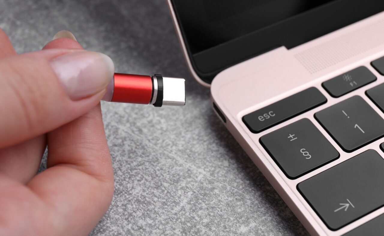 android_polska's tweet card. Gdy brakuje portów w laptopie, hub USB jest rozwiązaniem problemu. Sprawdź, co oferuje polecany model. Nie kosztuje on dużo, a sprawdzi się w wielu wypadkach.