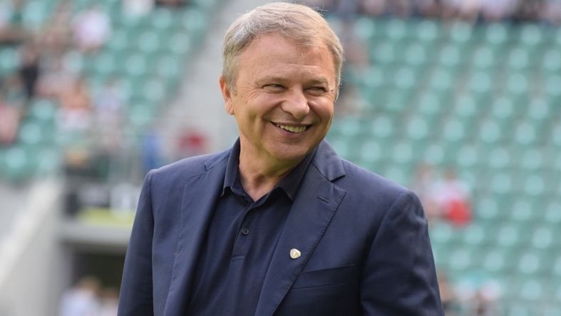 Slasknet's tweet card. 26 listopada miała miejsce premiera biografii Tadeusza Pawłowskiego „Teddy – patrząc za siebie”. Z tej okazji w sali konferencyjnej na Tarczyński Arenie odbyło się spotkanie legendy Trójkolorowych z...