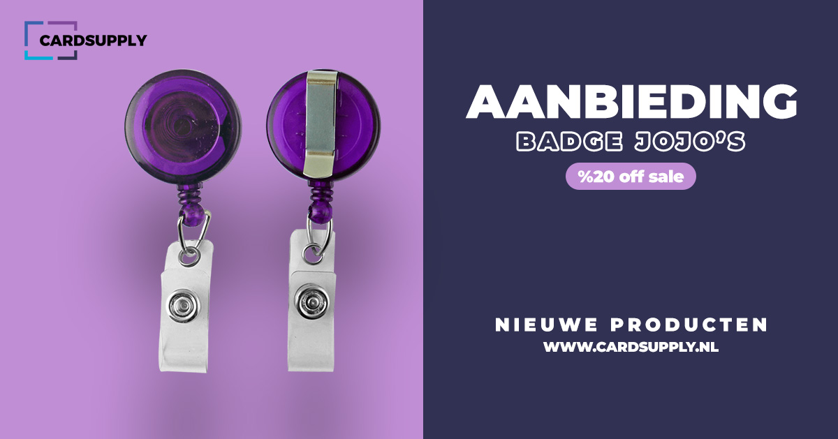 CardSupplyNL's tweet card. De ronde plastic transparant paarse badge jojo is voorzien van een transparante vinyl bandje, stalen riemclip, en nylon koord.