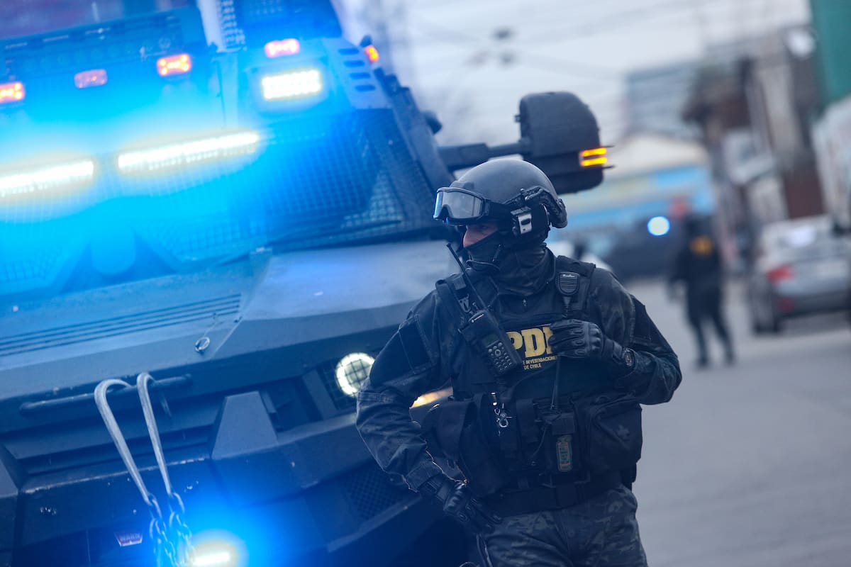 adnradiochile's tweet card. Además, se incautaron casi 800 kilos de cocaína, 112 cajas de fuegos artificiales, once armas de fuego y dos vehículos.