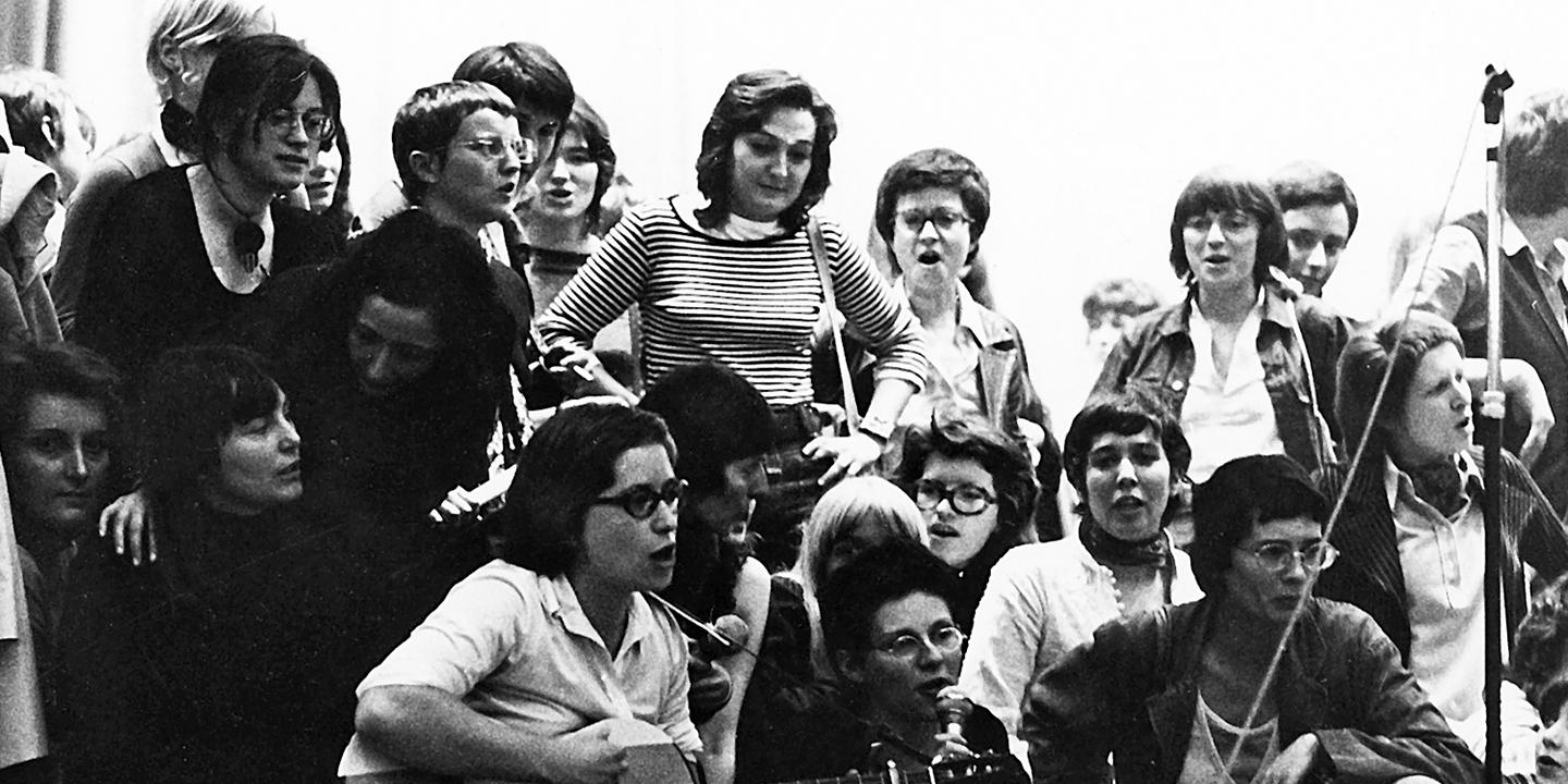 LibreMLF's tweet card. Révolutions lesbiennes (2/4). « M » met en lumière la longue marche vers la visibilité des homosexuelles. Cette semaine, le premier groupe lesbien français, créé en 1971. Subversives et joyeuses, ses...