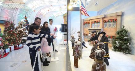 nwi_jsp's tweet card. Visitors can check out department store display windows that reenact scenes from the holiday classic movie.