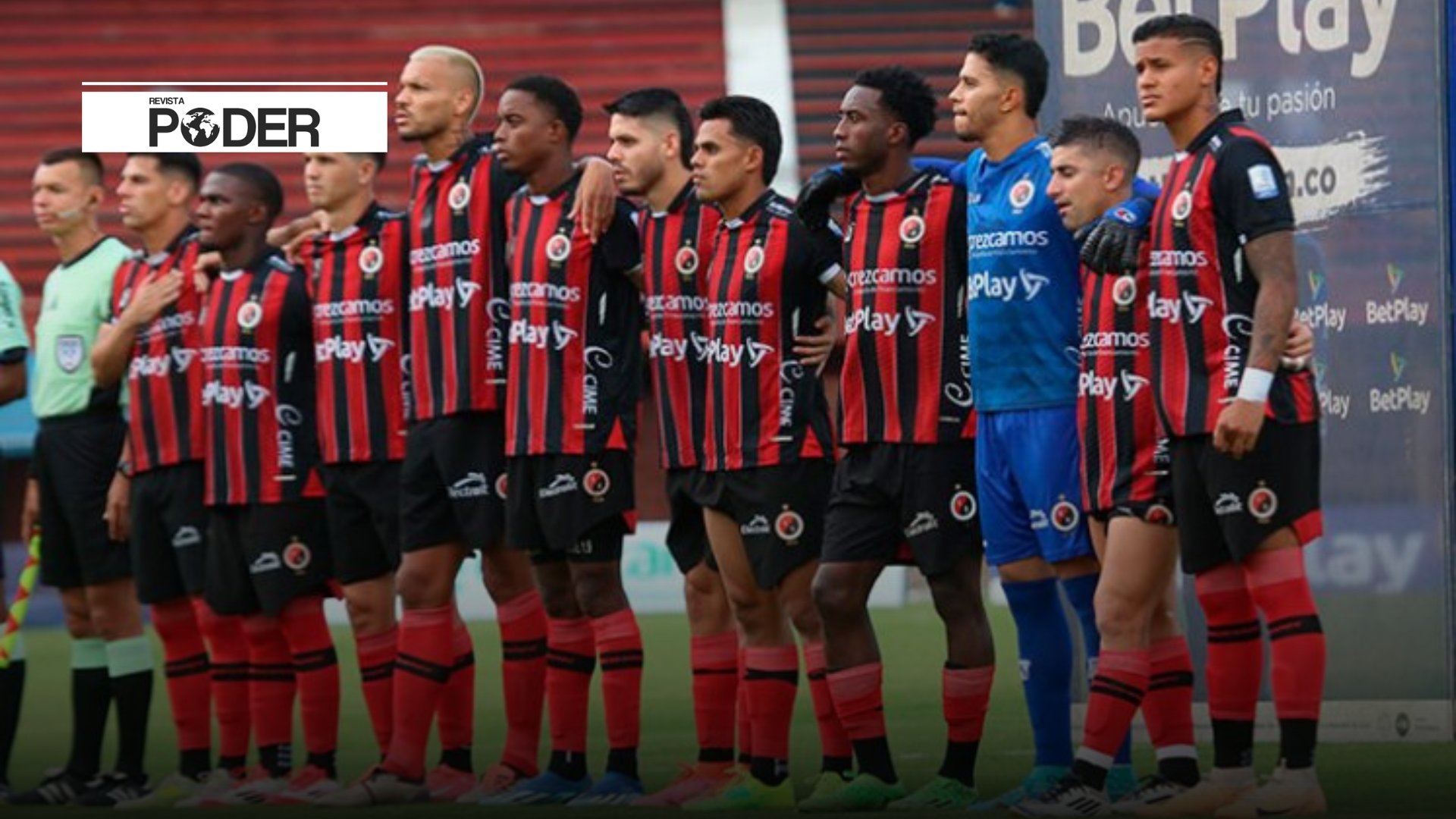 RevistaPODERcol's tweet card. El Cúcuta Deportivo vive la ilusión de ascender a la Liga BetPlay 2026. La hinchada rojinegra sueña con volver a la primera división del fútbol colombiano.