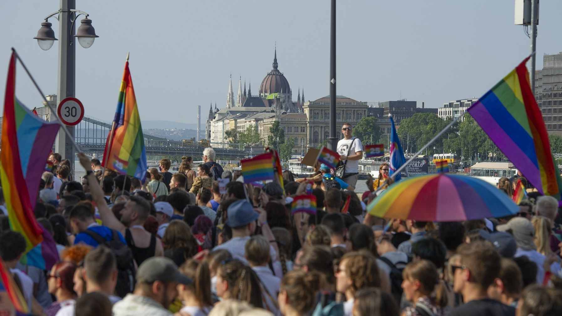 informativost5's tweet card. El Parlamento de Hungría ha aprobado este martes la prohibición de las celebraciones del Día del Orgullo p or 136 votos a favo r, un día después de