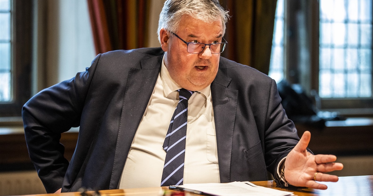 lammert's tweet card. In het hele land komen volgend jaar proeven met noodsteunpunten, plekken in dorpen en steden waar mensen heen kunnen als er een crisis is. Maar die zijn niet bedoeld om een smartphone op te laden....