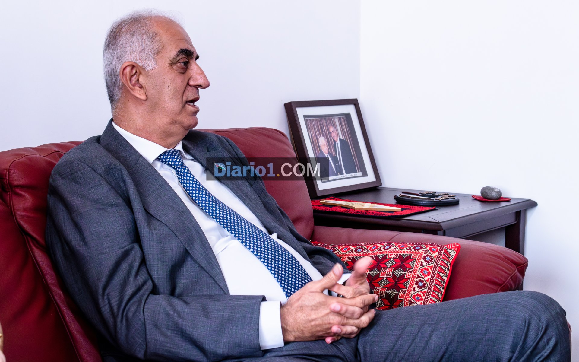 robinhyelotro's tweet card. A pocos días de concluir su misión diplomática —en la que recibió la Orden Nacional José Matías Delgado, en grado de Gran Cruz Placa de Plata, por su labor—, el embajador de Palestina en El Salvador…