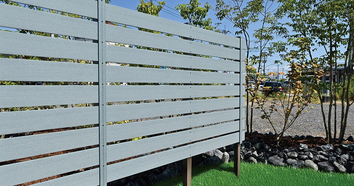 kenplatz_ed's tweet card. 　エクスタイルは、住宅用樹脂フェンス「アーバンフェンス」シリーズに、天然木のような風合いの表面加工を施した「SANDING」と「UZUKURI」を加え、2025年10月に発売した。