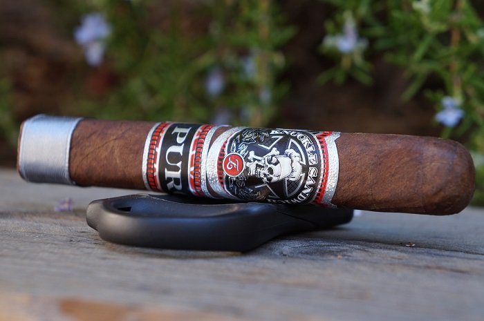 DevelopPalates's tweet card. The Espinosa Knuckle Sandwich Puro Nicaragua Robusto delivered a flavorful first and second third, highlighted by creamy coffee, espresso, chewy tobacco and balanced baking spice and chocolate...
