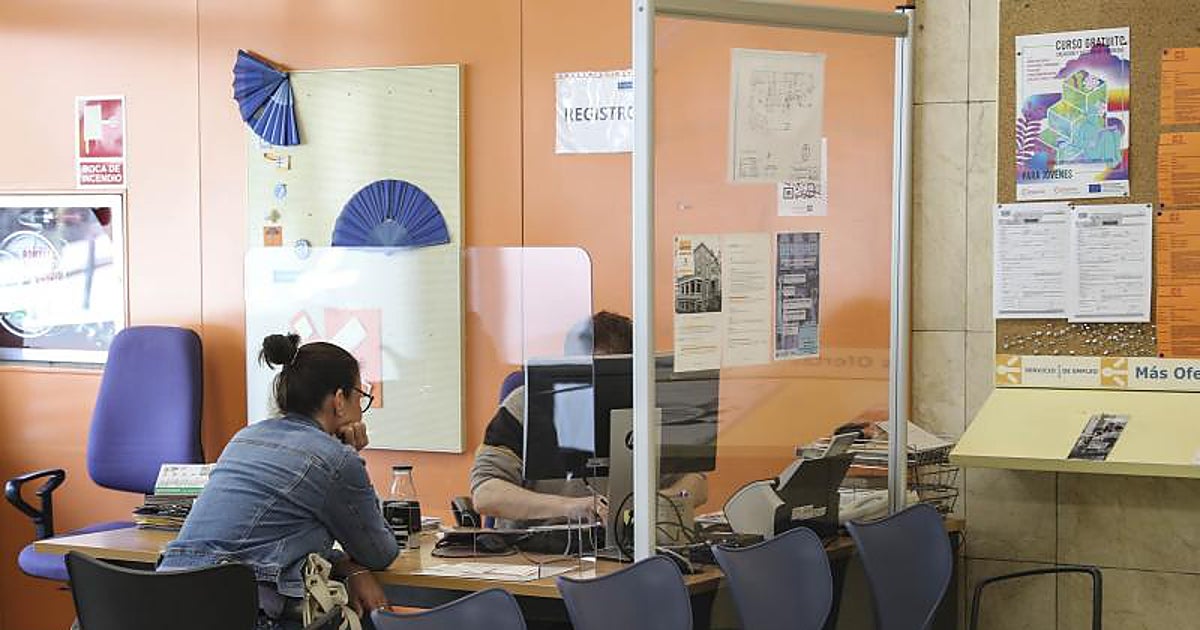 CSIFAEAT's tweet card. En diciembre los empleados públicos verán aumentar sus nóminas un 2,5% y recibirán una paga con los atrasos desde enero