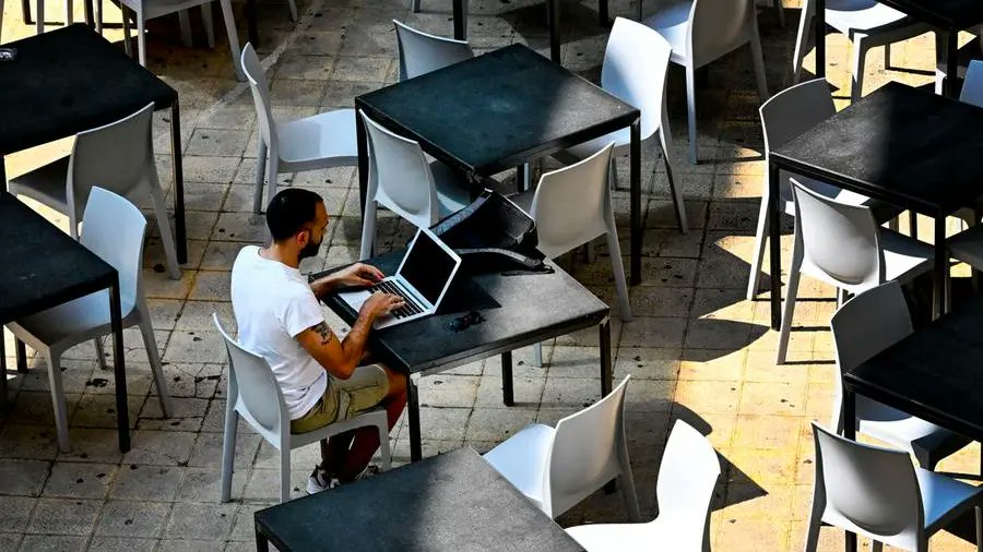 FrancescoBlotto's tweet card. Una ricerca di Bankitalia spiega in sintesi che non esiste un effetto medio del lavoro da remoto, perché dipende da come le aziende sono organizzate. Un tempo “liberato” fa paura a un modello...