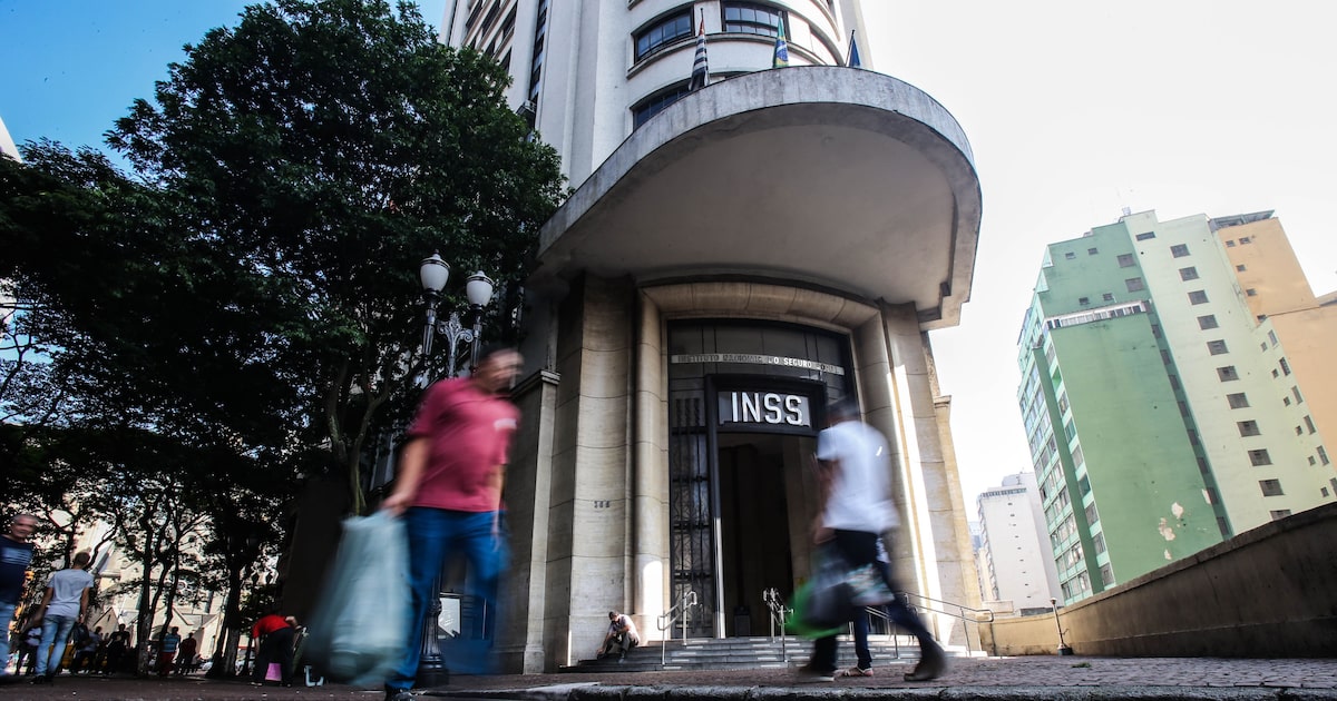 digitalgovbr's tweet card. Ao oferecer serviços públicos pela internet ou aplicativos, União estima economizar com redução de funcionários e papéis