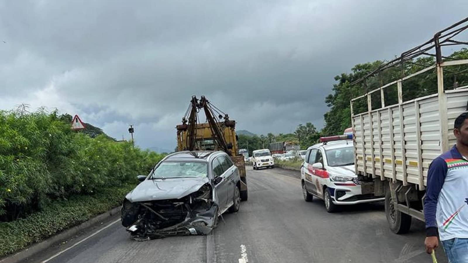 news18dotcom's tweet card. The overspeeding car hit a road divider on the bridge on the Surya river, killing Cyrus Mistry and Jahangir Pandole on the spot