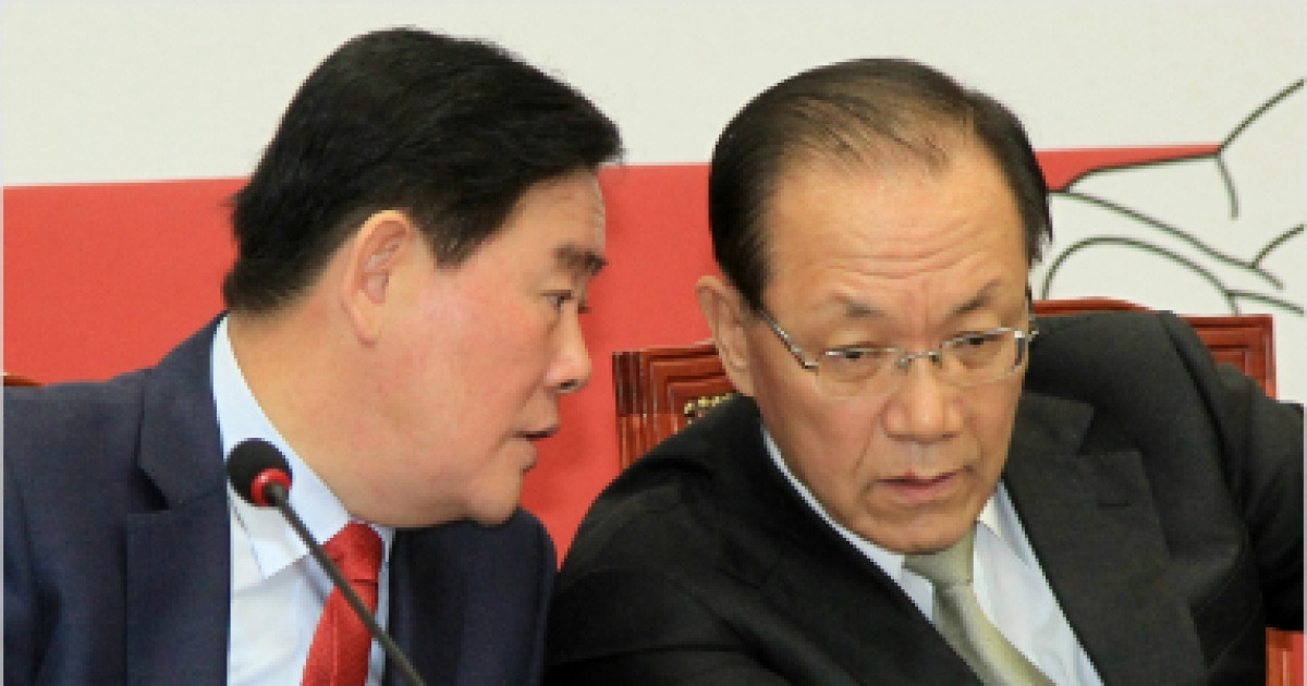 wegoto's tweet card. [CBS노컷뉴스 홍영선 기자]↑ 새누리당 황우여 대표(오른쪽)와 최경환 원내대표가 지난 3일 당 최고위원회의에서 이야기를 하고 있다. 윤창원기자새누리당이 6.4 지방선거 후보 경선 규칙 때문에 딜레마에 빠졌다.'선수'가 먼저 나오고 '룰'을 나중에 정하다보니, 어떤 선수에 맞춰 룰을 정할지 당 지도부가 갈팡질팡 하는 모양새다.먼저 출전한 선수들은 자신들