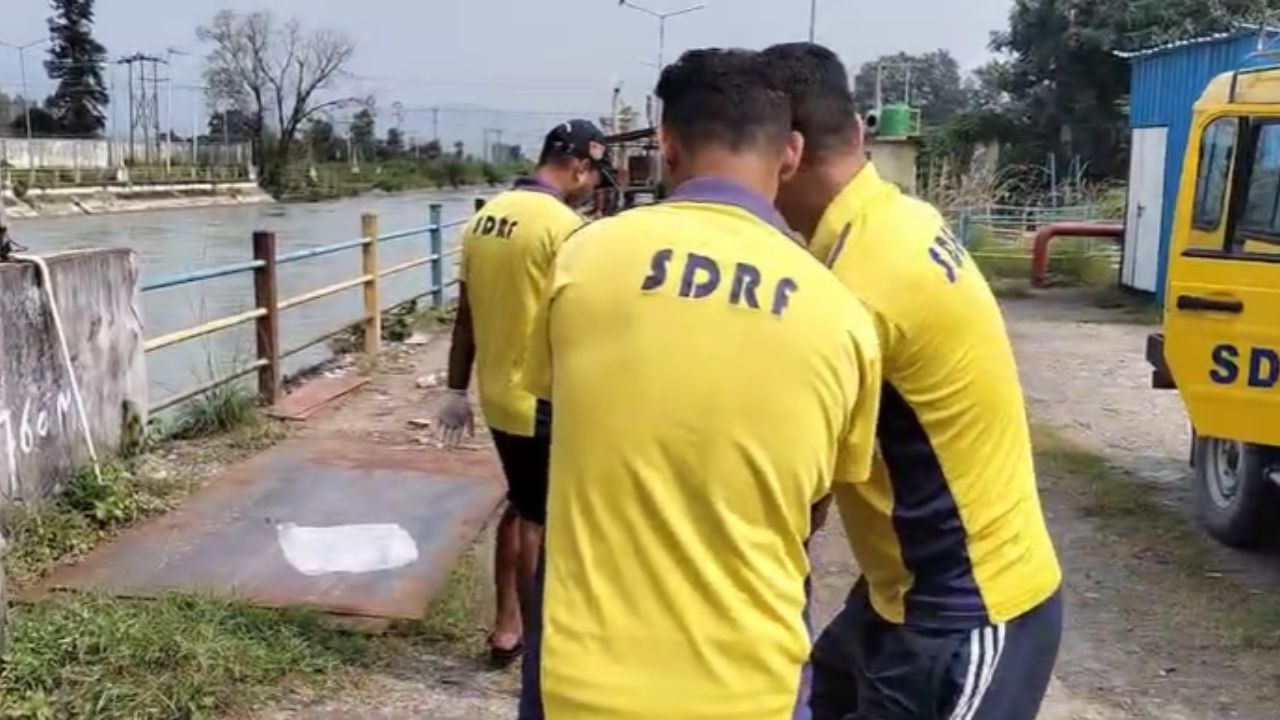 DNHindi's tweet card. देहरादून के विकासनगर में लापता हुए छात्रा का शव शक्ति नहर से बरामद हुआ है। शव मिलने से इलाके में सनसनी मच गई। मृतक के परिजनों में कोहराम मचा हुआ है।