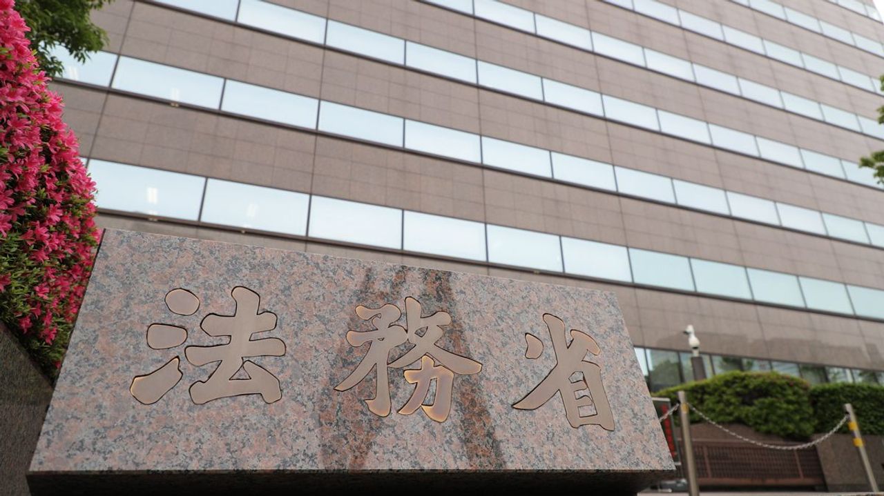 YahooNewsTopics's tweet card. 離婚した夫婦間で取り決めがない場合でも子どもの同居親が別居親に請求できる「法定養育費」について、法務省が子ども1人当たり月額2万円とする方針を固めたことが26日、分かった。