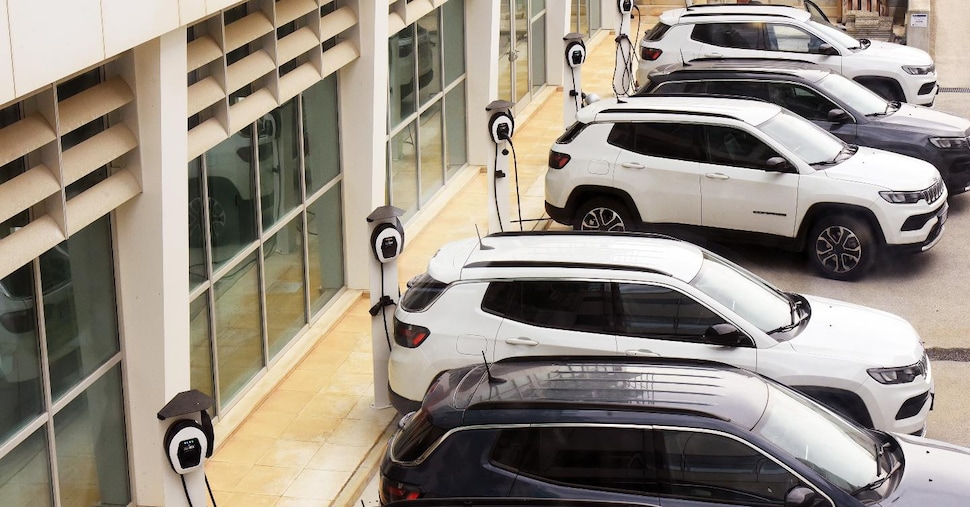 Archimede_Lab's tweet card. Tra il 2023 e il 2024 le società che gestiscono sul suolo italiano le colonnine di ricarica per le auto elettriche hanno più volte modificato le condizioni tariffarie, inviando comunicazioni ai...