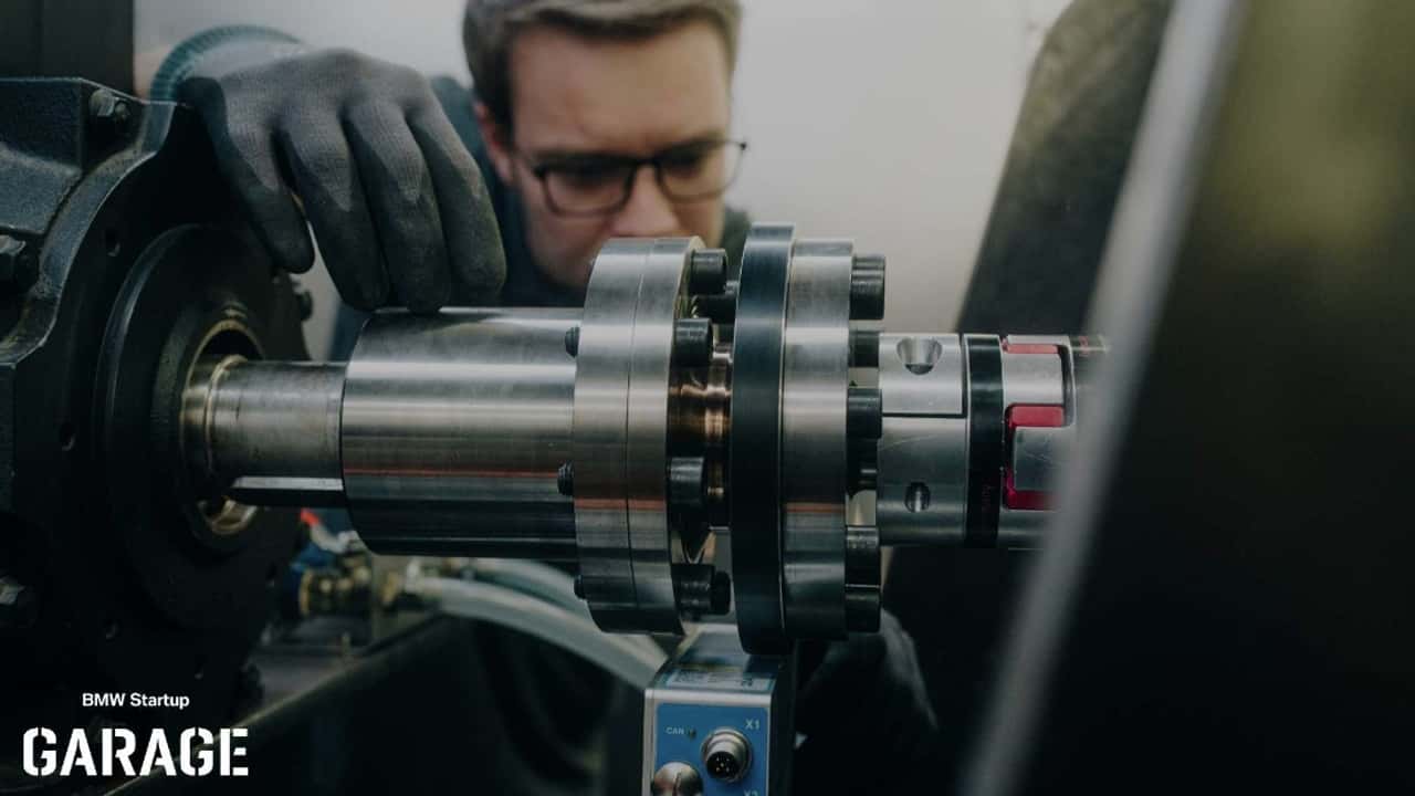 Archimede_Lab's tweet card. La Casa tedesca lavora insieme alla startup per adottare questa tecnologia sulle nuove auto elettriche: