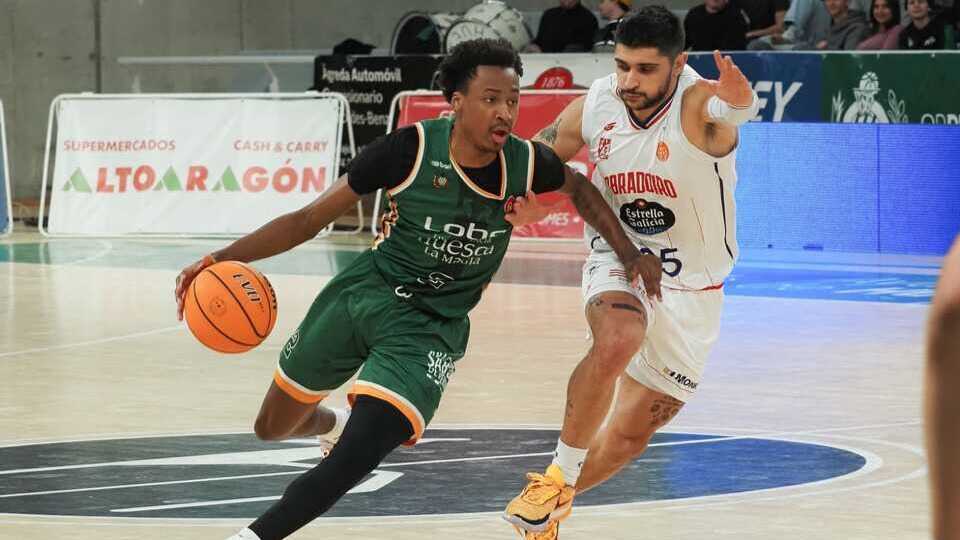 sportaragon_com's tweet card. El equipo oscense aguantó hasta el descanso, pero un demoledor parcial en el tercer cuarto rompió el partido