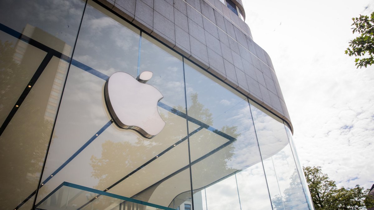 ExtremeTech's tweet card. The device is likely to cost around $2,400, making it Apple's most expensive iPhone.