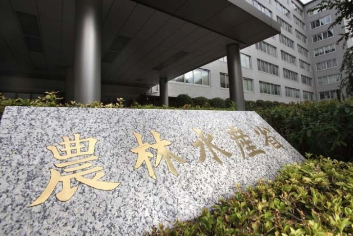 JmaxTopics's tweet card. 　農水省は、2017年から23年に外国人や関係法人が取得した農地を調査した結果、現状、違反転用の状態にある事例が3件見つかったと明らかにした。許可を得ずに、一部を車両置き場にするといった事例がある。