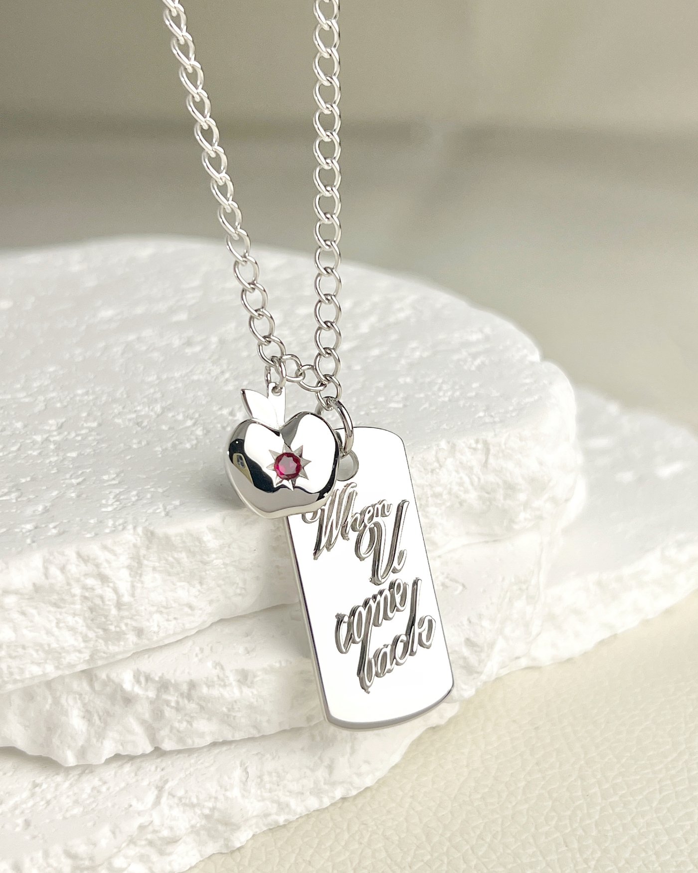 _mahiwu's tweet card. The pendant is engraved on both sides with the words: “When you come back.” Designed to have a substantial weight, the apple charm and the tag create a soft jingling sound with movement. Two editions...