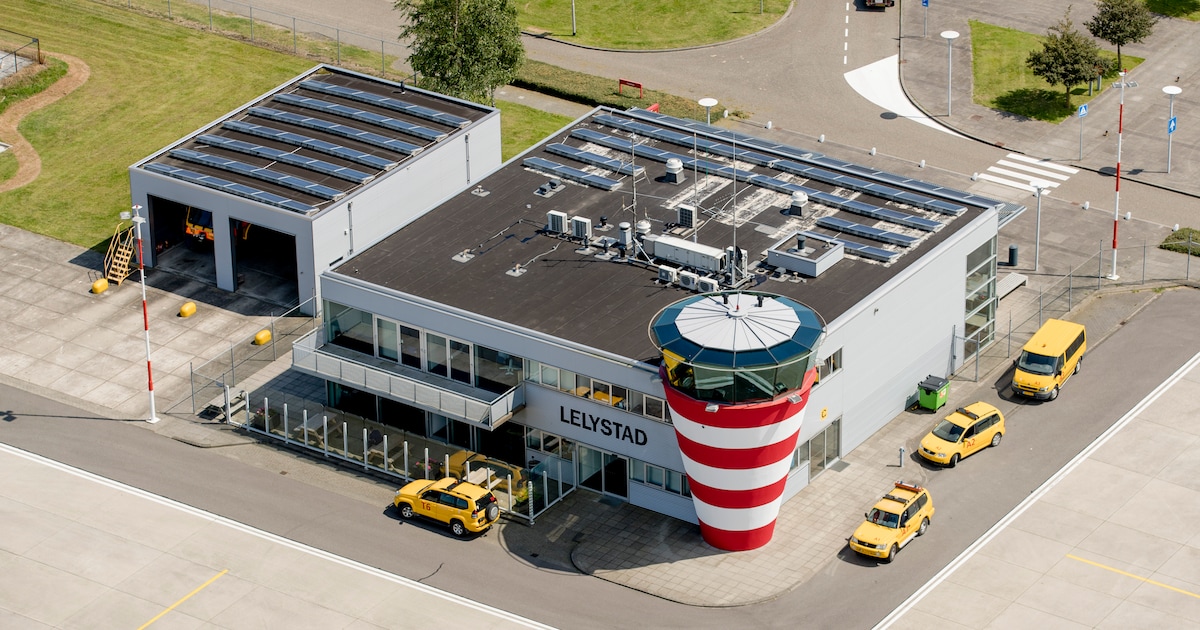 estherouwehand's tweet card. De opening van vliegveld Lelystad in april 2019 staat op losse schroeven. Regeringspartij ChristenUnie vindt dat de overheid eerst het vertrouwen van burgers en regionale bestuurders terug moet...