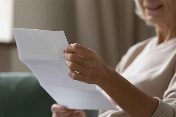 okerror's tweet card. 手紙の意味、語源、由来を解説。用件などを記して人に送る文書。本来は「常に手元に置いて使う紙」「半切り紙」のことをいった。