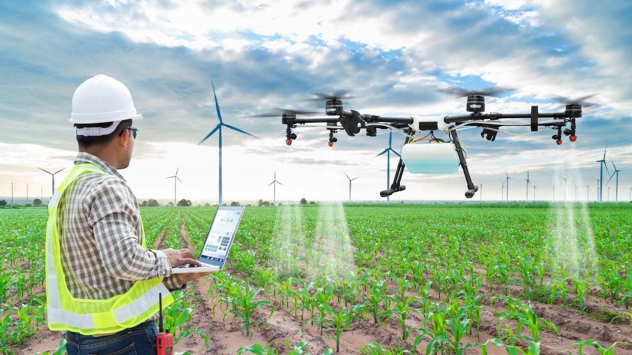 gaonjunctionofc's tweet card. आने वाले वर्षों में ड्रोन केवल स्थिति पहचानने तक सीमित नहीं रहेंगे। वे खुद फसल पर आवश्यक पोषक तत्वों का छिड़काव भी