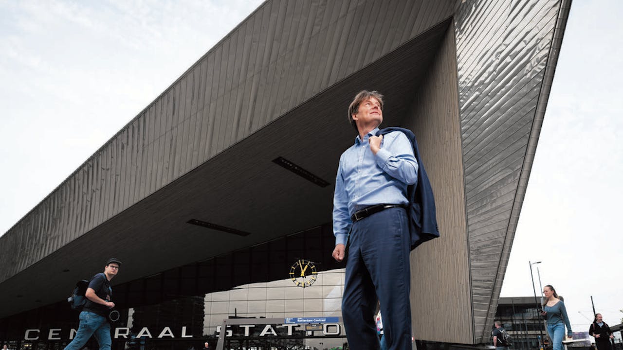 MathOehlen's tweet card. Geen bedrijf in Nederland ligt zo onder vuur als Shell. Dat de multinational olie en gas blijft zoeken en winnen in een tijd waarin de CO₂-uitstoot hard omlaag moet gaan, heeft diepe gaten geslagen...