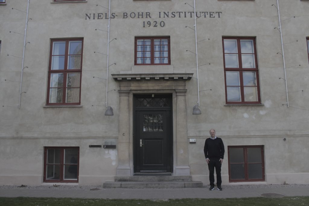 videnskabdk's tweet card. »Et udtryk for ungdommelig passion,« siger institutleder på Niels Bohr Institutet, der affejer kritikken.