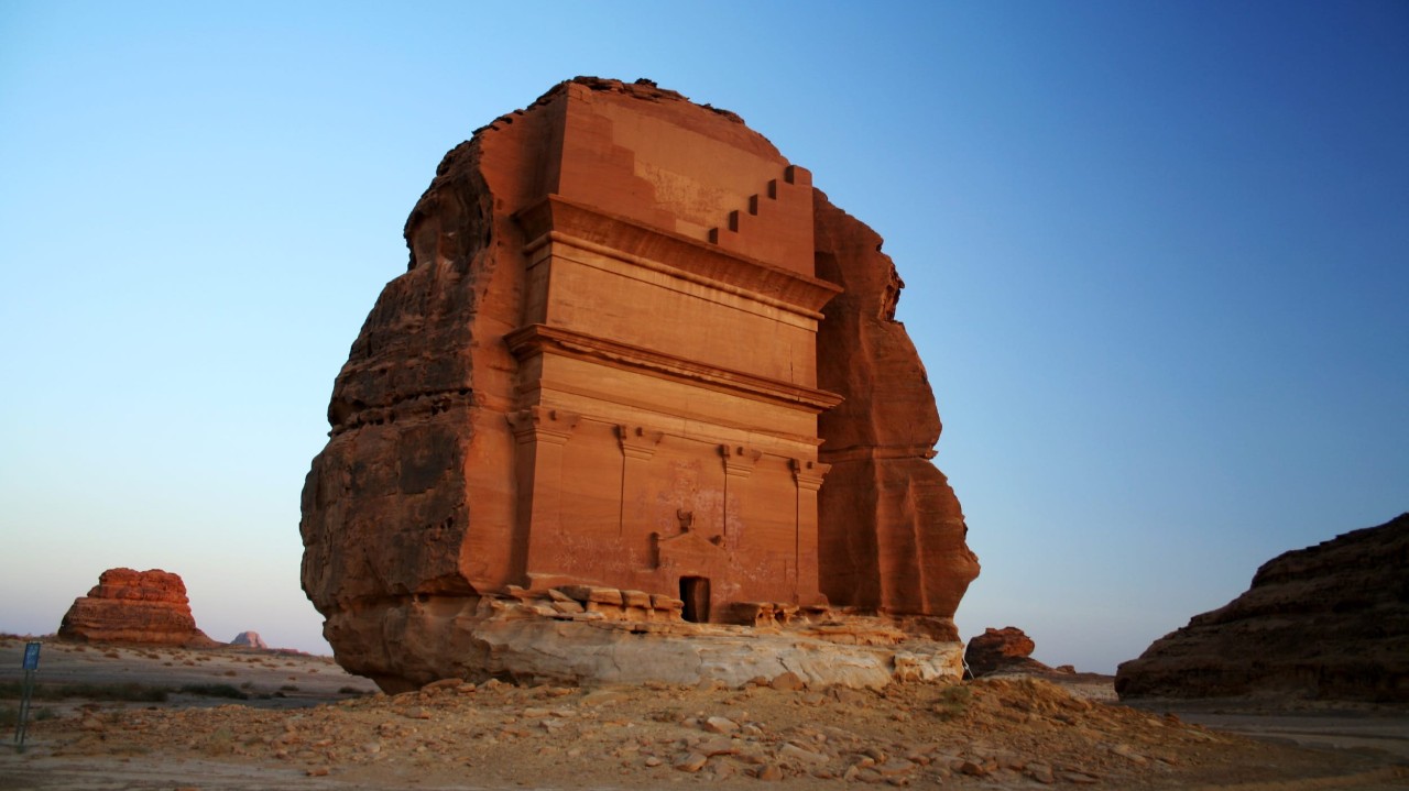 mohdart1's tweet card. In Saudi Arabia’s harsh desert climate, designing sustainable, energy-efficient buildings is no longer optional—it’s essential. The question is: Can we build a house using local materials that...