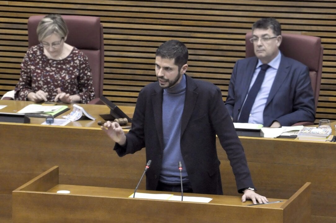 diario_red_'s tweet card. Calvo también reprocha a Sánchez que intente justificar la abstención del PSOE en el Congreso