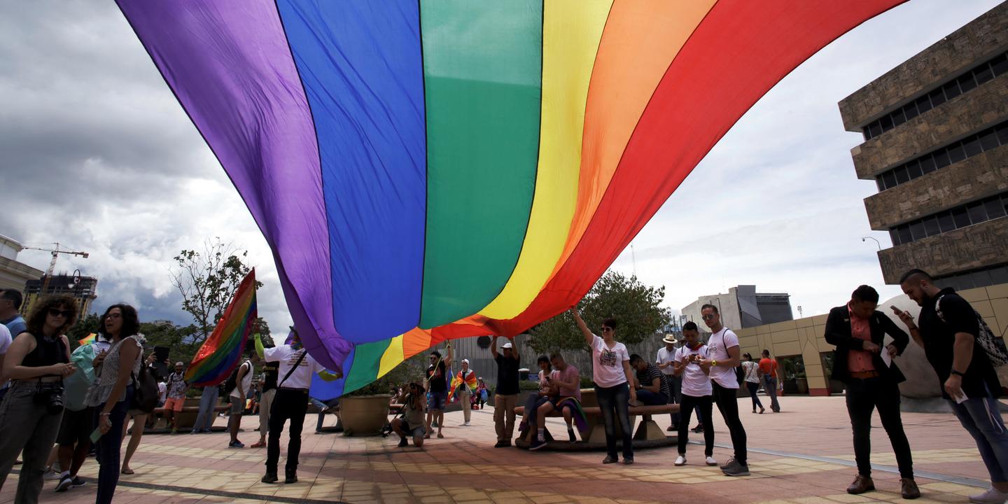RessourcesFem's tweet card. Le Parlement dispose de dix-huit mois pour modifier la loi en ce sens. La décision de justice a été saluée par le président, Carlos Alvarado, élu en avril.