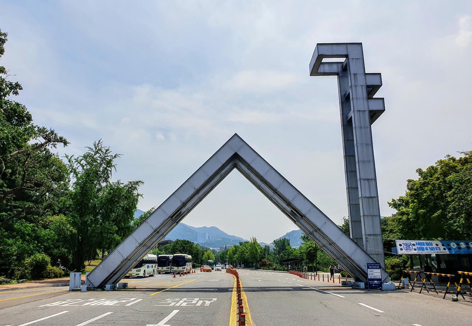 t_ransborder's tweet card. “‘(옷을) 입다’에서 ‘ㅂ’이 ‘ㄷ’ 앞에서 ‘ㅁ’으로 변하여 ‘임다’로 발음되는 것은 단어 내부 규칙입니다.”‘입다’를 “입따”로 읽는 건 웬만한 초등학생도 아는 발음이다. 하지만 이런 기본 사실조차 틀린 전자책이 서울대 도서관에 버젓이 비치돼 있다. 대학생과 연…