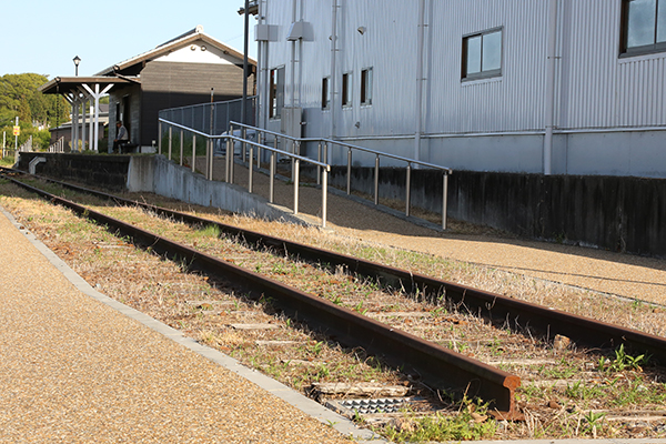 jyoshobashi's tweet card. 取材日：'21.4.26text & photo:福島 鷺栖　兵庫県の西部、とりわけ播州地域と呼ばれる姫路・加古川エリアにはかつて、高砂線や鍛冶屋線といった盲腸線が点在していました。その一つに2008年に廃止となった三木鉄道があります。厄神～三木間わずか6.6kmという短さながら、今もその名残をとどめる三木鉄道の廃線跡をたどっていきたいと思います。【写真】結構残ってる！？廃止から