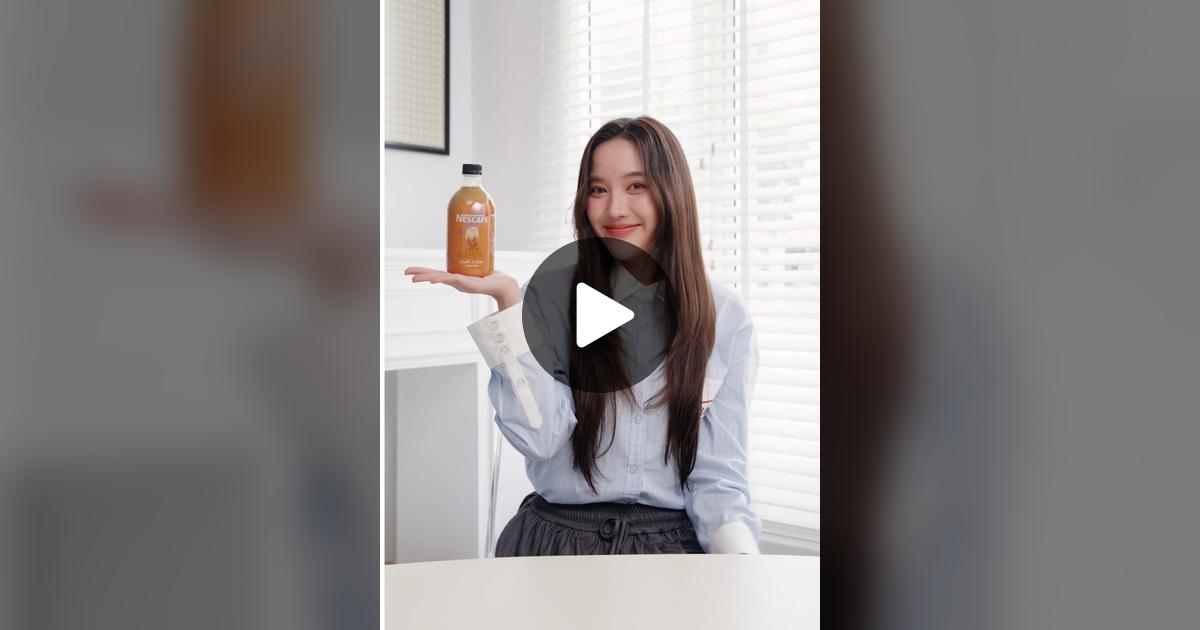 nppeton's tweet card. 95.7K likes, 3317 comments. “ลาเต้มัทฉะแก้วโปรดของฟรีน 🍃 หอม เข้มข้น Smooth so Milky! จะเช้า จะบ่าย ขาดไม่ได้เลยกับ NESCAFÉ Ready to Mix ที่ให้ฟรีนมิกซ์ได้ในสไตล์ที่ชอบ🤎”