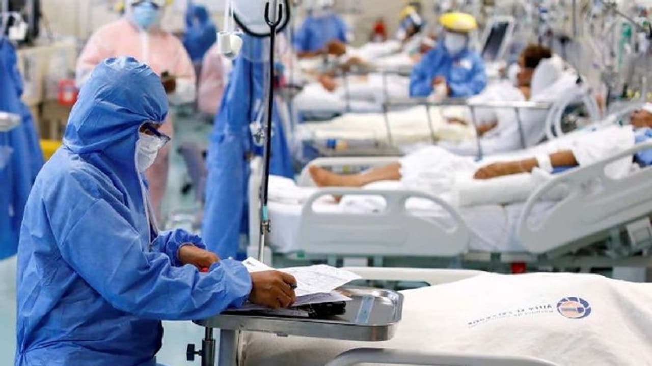 AsianetNewsSN's tweet card. 2021ರಲ್ಲಿ ಕೋವಿಡ್ ಎರಡನೇ ಅಲೆಗೆ ತುತ್ತಾಗಿ ಆಸ್ಪತ್ರೆ ದಾಖಲಿಸಿದ್ದ ವ್ಯಕ್ತಿ ವೈರಸ್‌ಗೆ ಬಲಿಯಾದ. ಕುಟುಂಬಸ್ಥರು ಮೃತದೇಹ ಪಡೆದು ಅಂತ್ಯಸಂಸ್ಕಾರ ನಡೆಸಿದ್ದರು. ಇದಾಗಿ ಎರಡು ವರ್ಷದ ಬಳಿಕ ಕೋವಿಡ್‌ಗೆ ಬಲಿಯಾಗಿದ್ದ ವ್ಯಕ್ತಿ ಮನೆಗೆ ವಾಪಾಸ್ ಆದ...