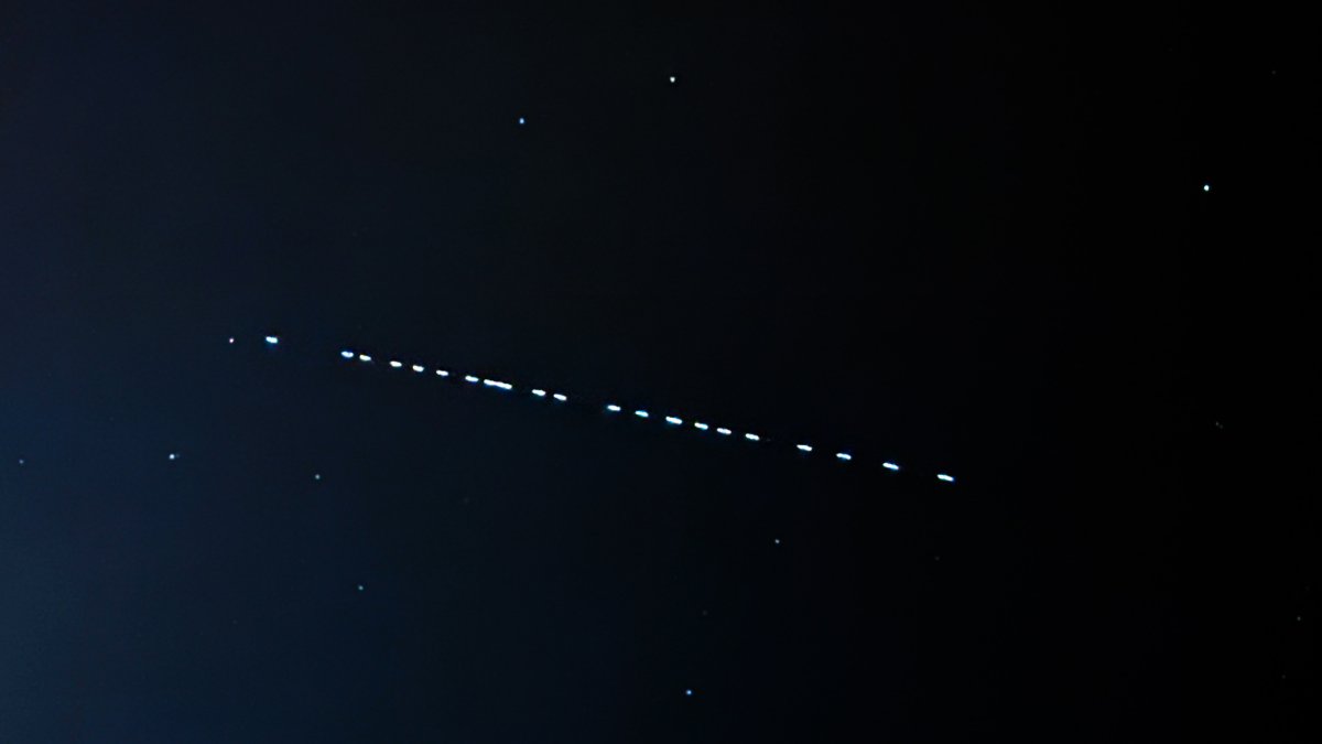 ExtremeTech's tweet card. The new Starlink rival, Leo Ultra, is capable of up to 1Gbps download speeds and yet more cluttering of the sky.