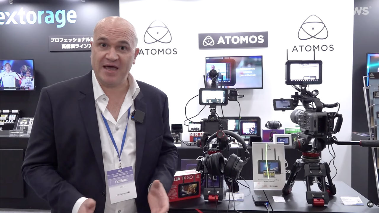 pronews's tweet card. InterBEE2025の会場において、ATOMOSのCEOであるピーター・バーバー氏が、日本国内では初公開となる最新の製品群を紹介した。今回の展示では、モニターやレコーダーといった既存の主力製品の刷新にとどまらず、オーディオアクセサリーを含めた包括的な「カメラエコシステム」の構築が提示され、多くの来場者がその新機能を体験していた。展示の目玉の一つとなったのが、ワイヤレス時代を見据えた映像伝...