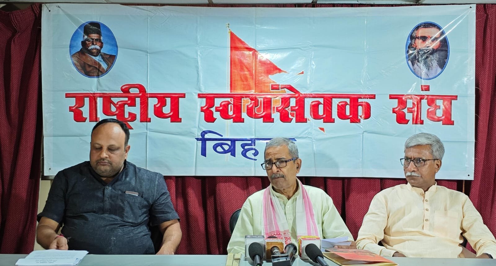 vskbihar's tweet card. पटना, 24 मार्च। राष्ट्रीय स्वयंसेवक संघ की शाखाओं में व्यापक विस्तार हुआ है। देश में 95,948 स्थानों पर 1,27,367 संघ कार्य चल रहा है। उत्तर बिहार और दक्षिण बिहार में जहां पहले 1100 के आसपास दैनिक...