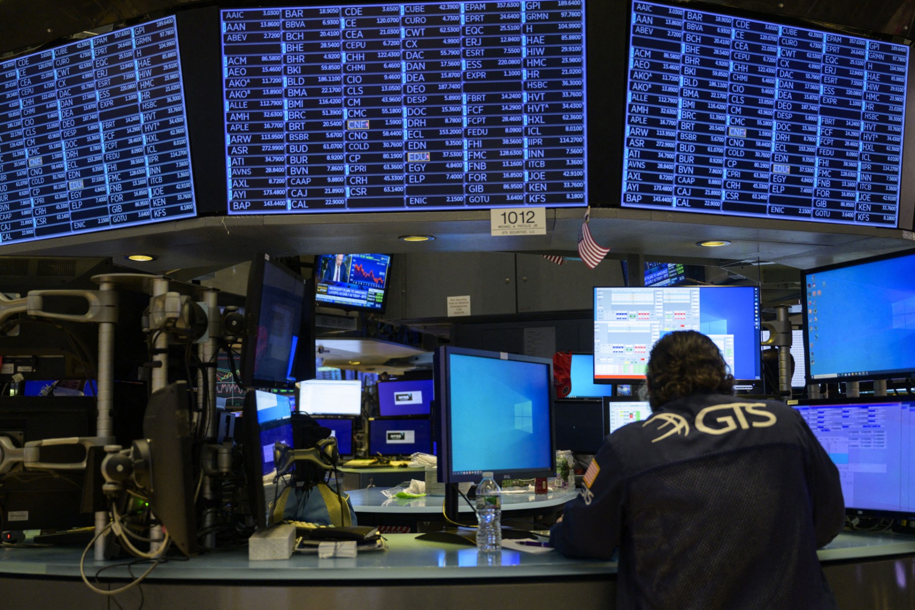 abdullah2012moh's tweet card. ارتفعت المؤشرات الأميركية في ختام تداولات وول ستريت، يوم الأربعاء 5 نوفمبر/ تشرين الثاني، حيث أثارت أسئلة المحكمة العليا الصعبة بشأن رسوم الرئيس دونالد ترامب الجمركية الآمال في إمكانية إلغاء بعض...